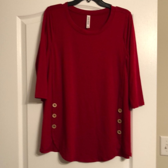 Zenana Outfitters Tops - Zenana top with button detail